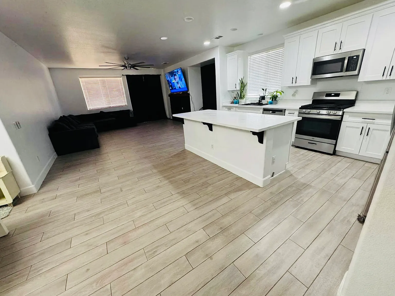4 bed, 2020 sqft, $3,200 — Photo 2