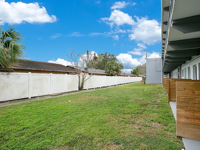815 Washington St — Photo 43