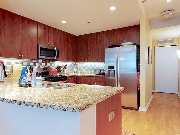 5th image of 160 E Illinois St APT 1006