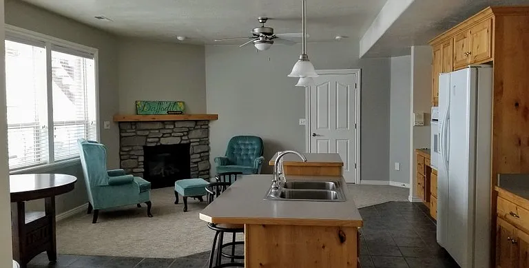 10511 N Canterbury Dr — Photo 2