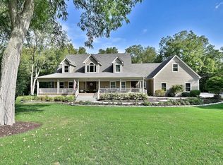 135 Country Ln, Yorkville, IL 60560