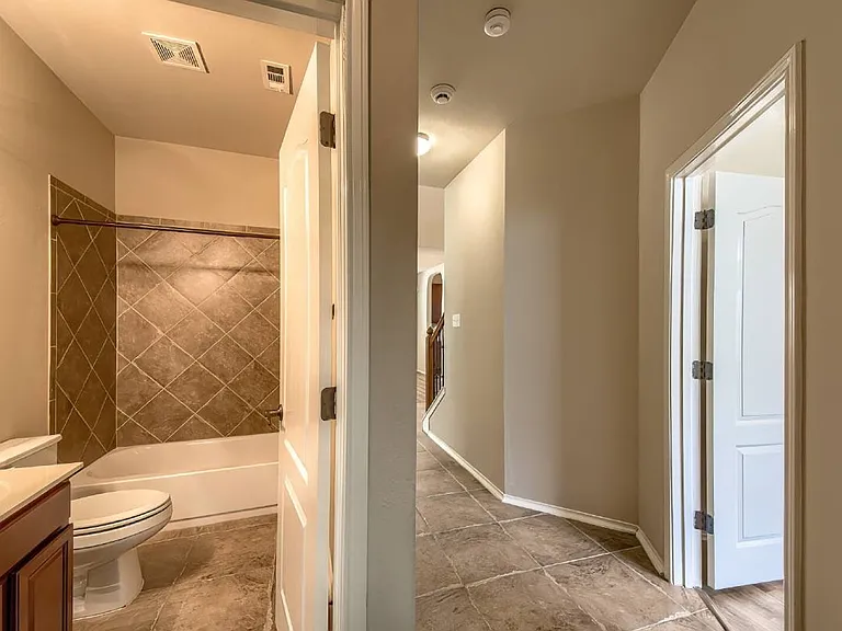 914 Armour Dr — Photo 10