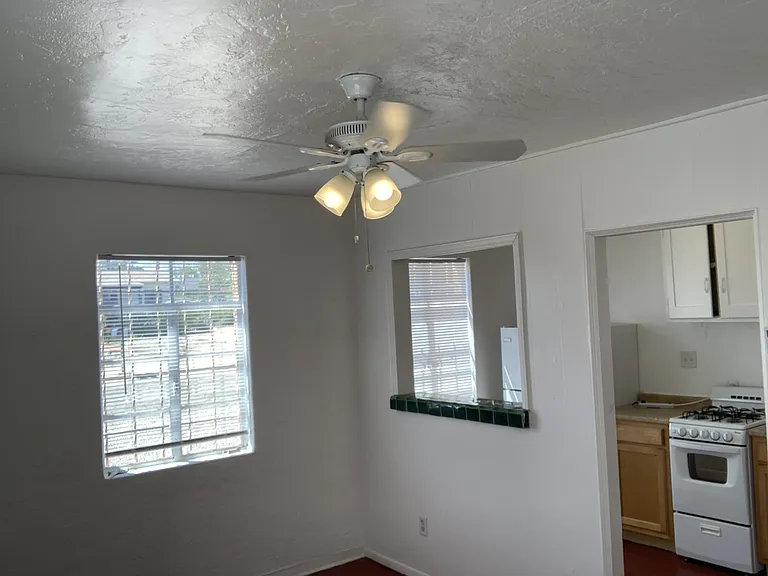 1039 E Spring St — Photo 4