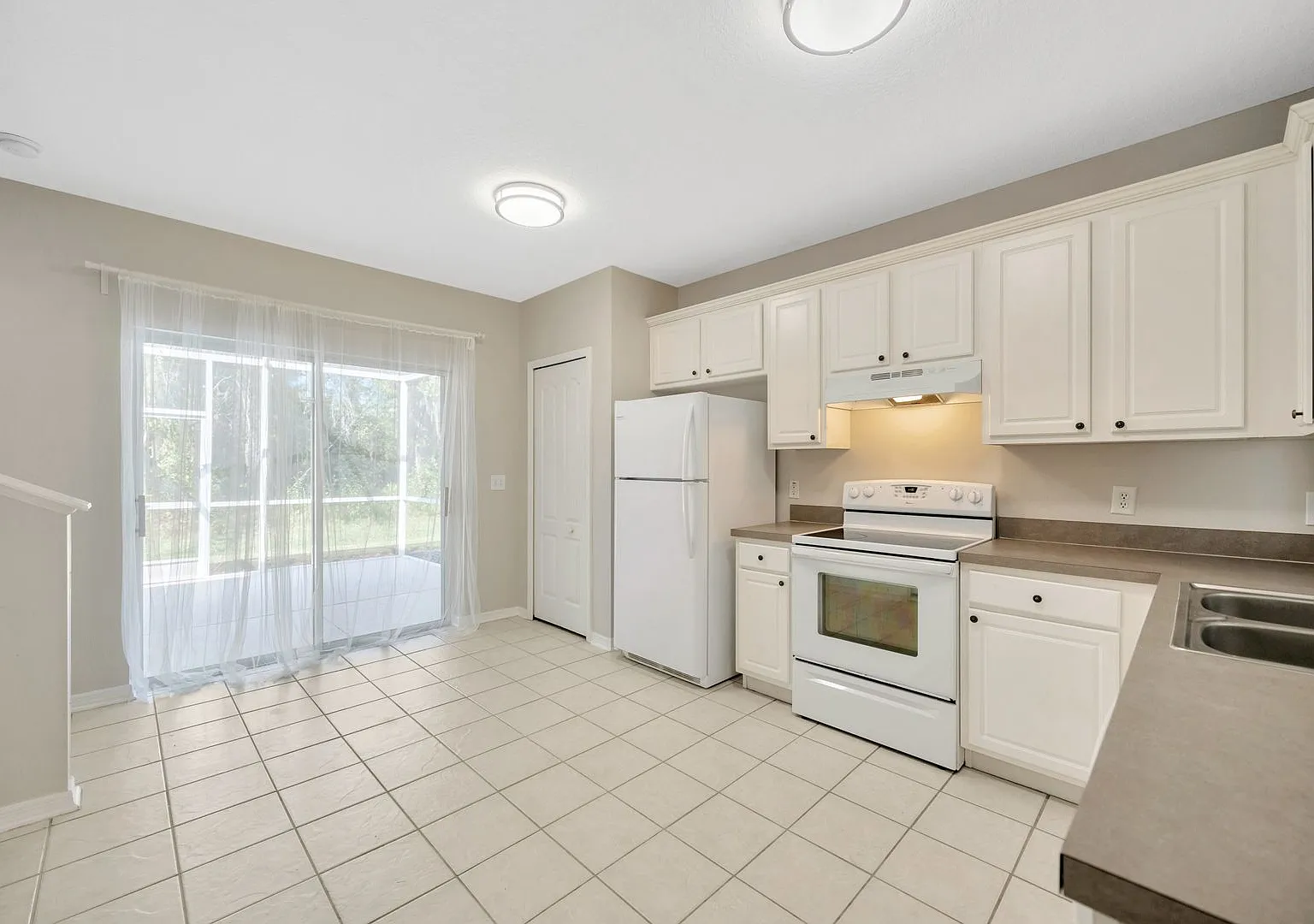 Lovely Fishhawk Townhome Available-- End Unit!! — Photo 4