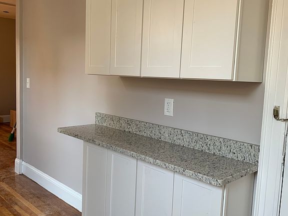 3rd image of 27 Lanark Rd APT 2