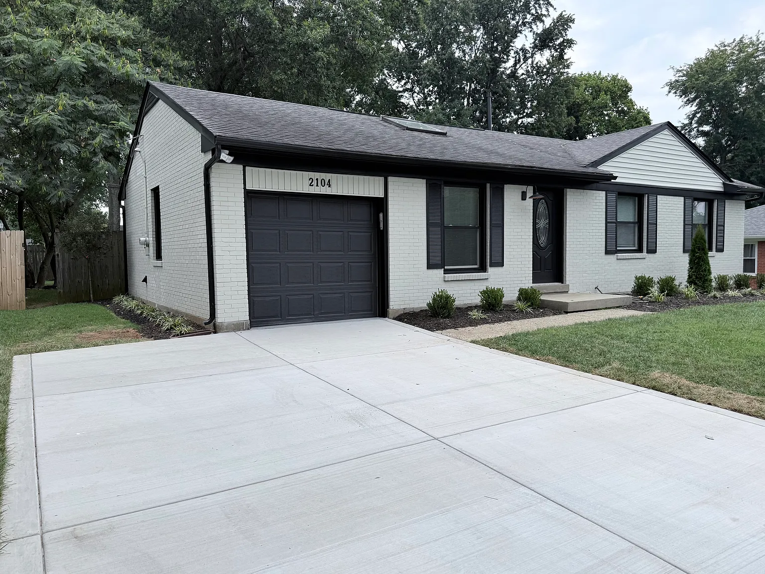 3 bed, 1.5 bath, 1060 sqft, $2,100 — Photo 2