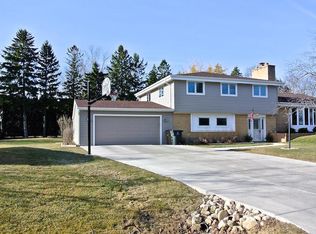 8873 N Malibu Dr, Bayside, WI 53217