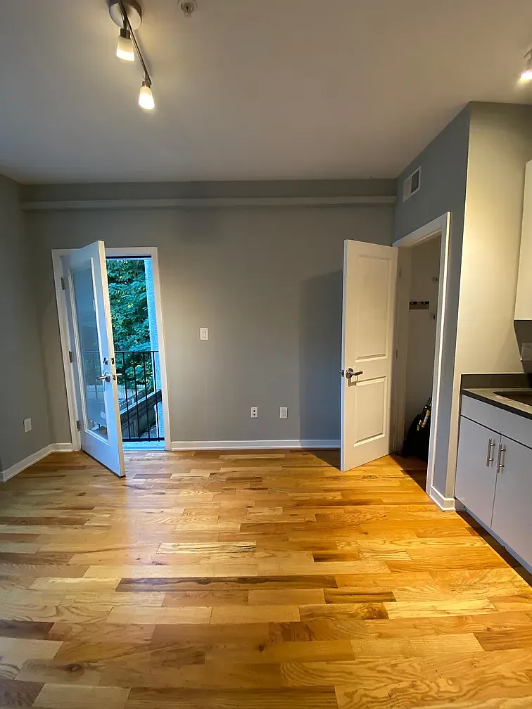Studio, $900 — Photo 2