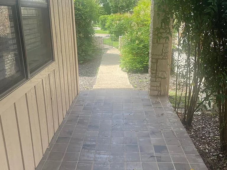 379 Englewood Dr — Photo 10
