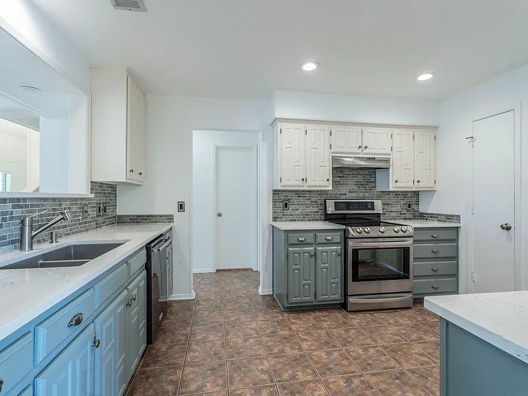 3300 Wells Dr — Photo 5