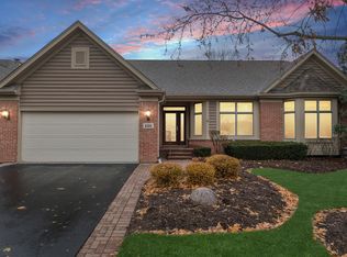 220 Course Dr, Lake In The Hills, IL 60156