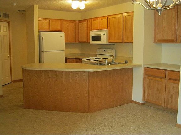 4th image of 2494 Yellowstone Dr