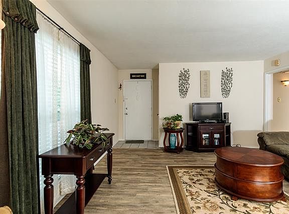 3rd image of 4106 Ridglea Country Club Dr APT 1601
