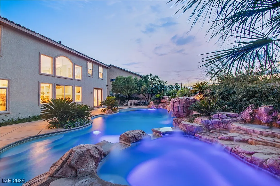 5 bed, 4.5 bath, 4964 sqft, $9,000 — Photo 1