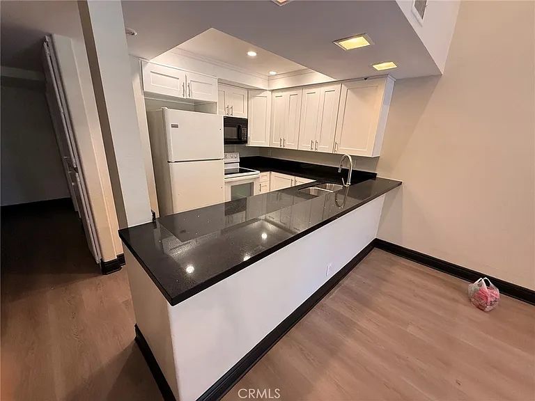300 S Prospectors Rd — Photo 12