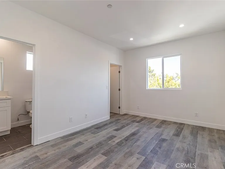 5144 Riverton Ave — Photo 16