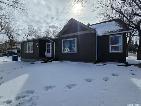 400 4th AVENUE E, Assiniboia, SK S0H 0B0