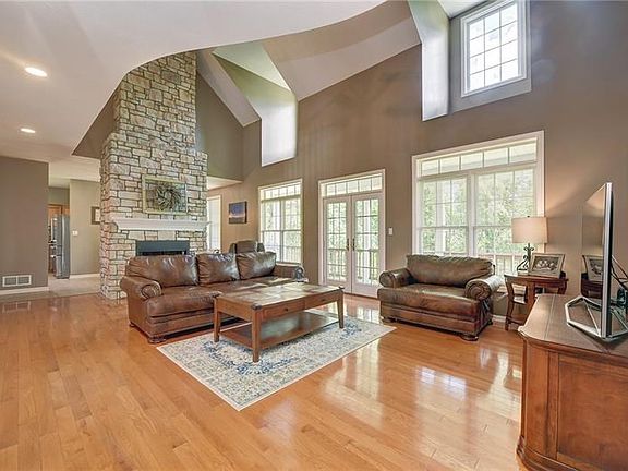 3rd image of 2108 Crestwood Dr