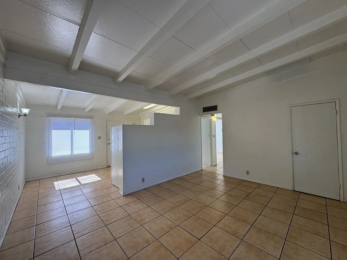 Nice 2 bedroom Apartment - All Tile — Photo 2