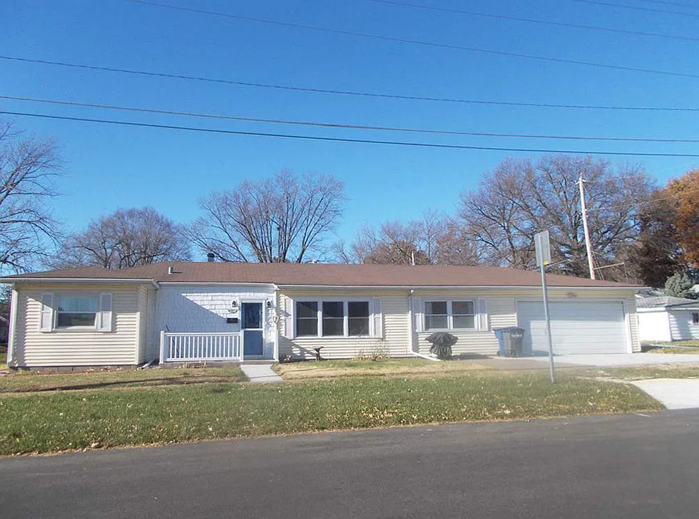 3 bed, 1.5 bath, 1448 sqft, $1,695 — Photo 1
