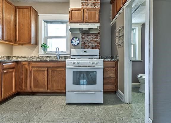 3rd image of 4420 Campbell St