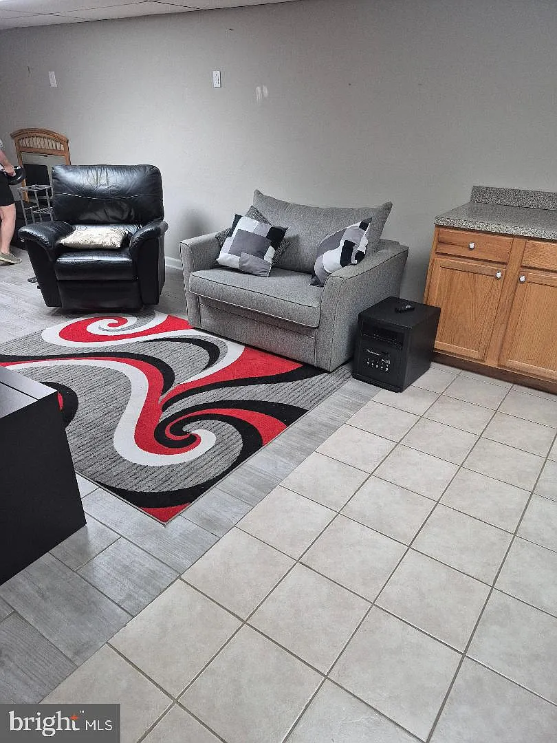 1 bed, 1998 sqft, $1,100 — Photo 2