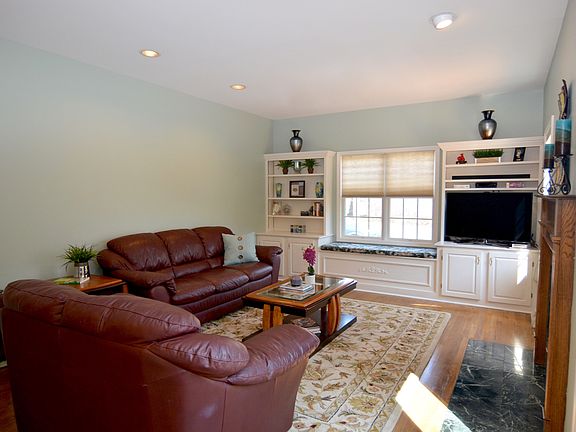 5th image of 3 Foxchase Dr