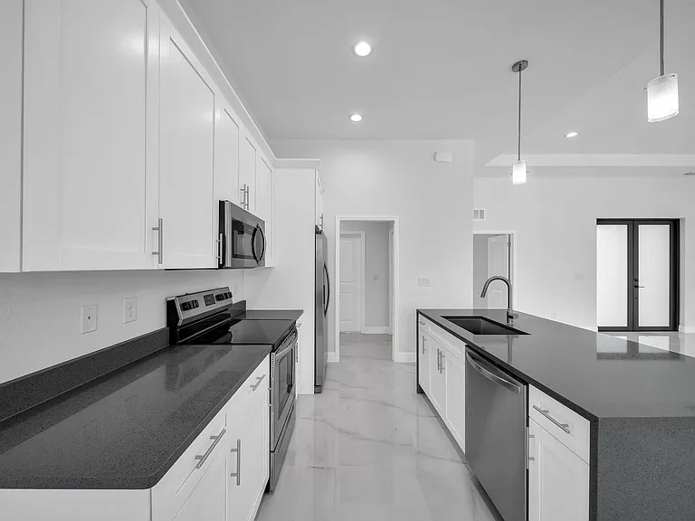 2504 SW 32nd St — Photo 8