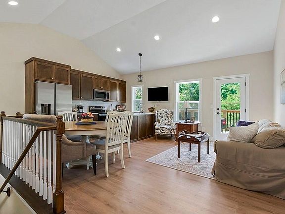 4th image of 34 S Lakeside Cir
