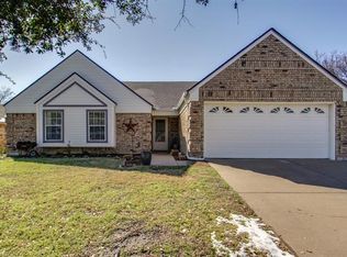 8225 Willis Ln, Watauga, TX 76148