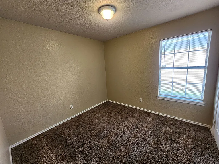 Roomy 3 Bedroom Duplex In S. Fort Worth — Photo 17