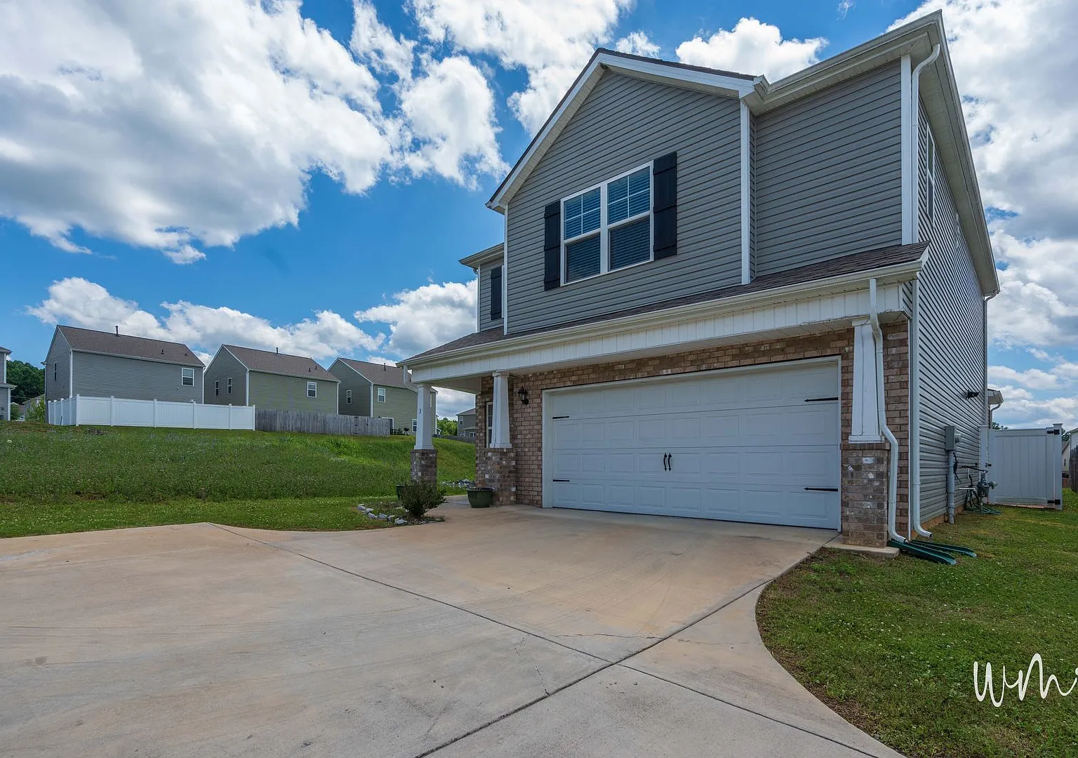 3 bed and 2.5 bath house with 2 car garage near ETSU - move in ready — Photo 1