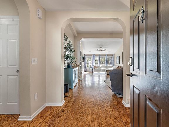 5th image of 525 Pointe Of Oaks Rd