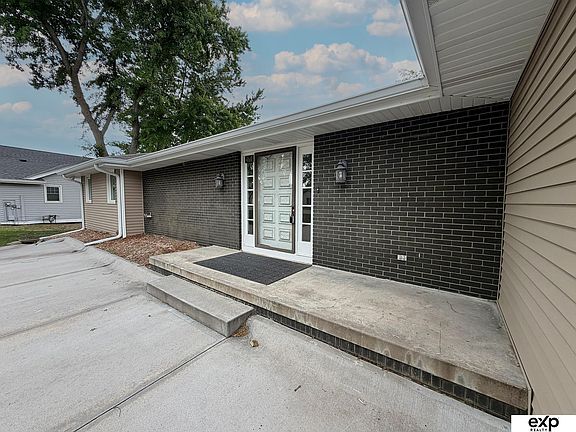 2nd image of 460 Lakehurst Dr