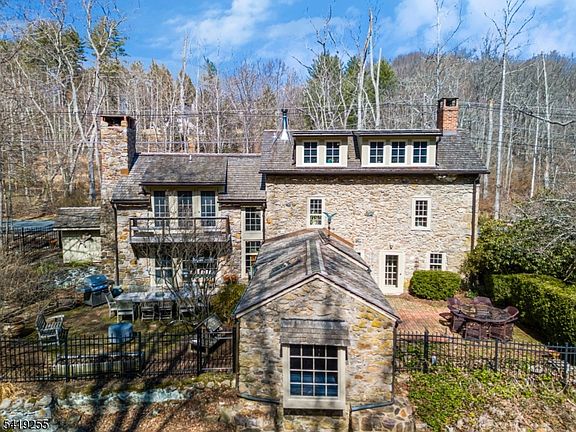 2nd image of 34 Water St