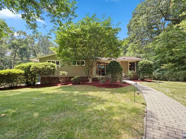 23 Cressfield Ct, Woodcliff Lake, NJ 07677
