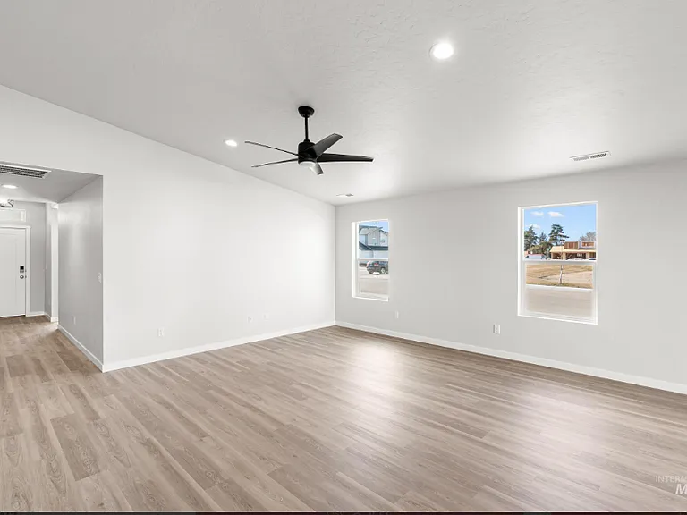 2990 N Waterbrook Ave — Photo 4