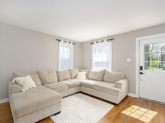 4th image of 127 Lloyd Ave