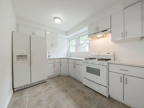 2nd image of 459 Nelson Ave #2