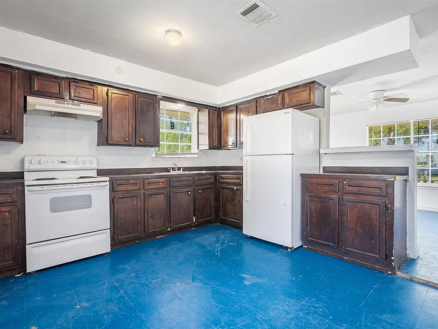 3 bed, 1.5 bath, 1055 sqft, $1,600 — Photo 3