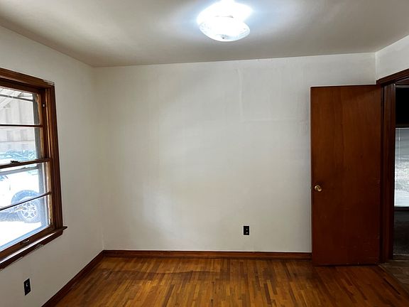 5th image of 716 W Blythe St