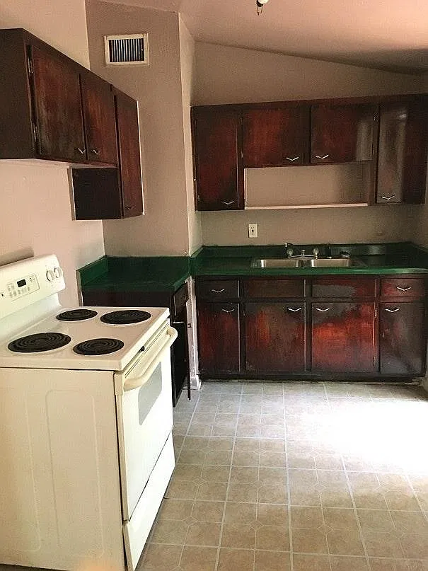 3 bed, 864 sqft, $950 — Photo 2