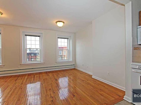5th image of 70 Hart St