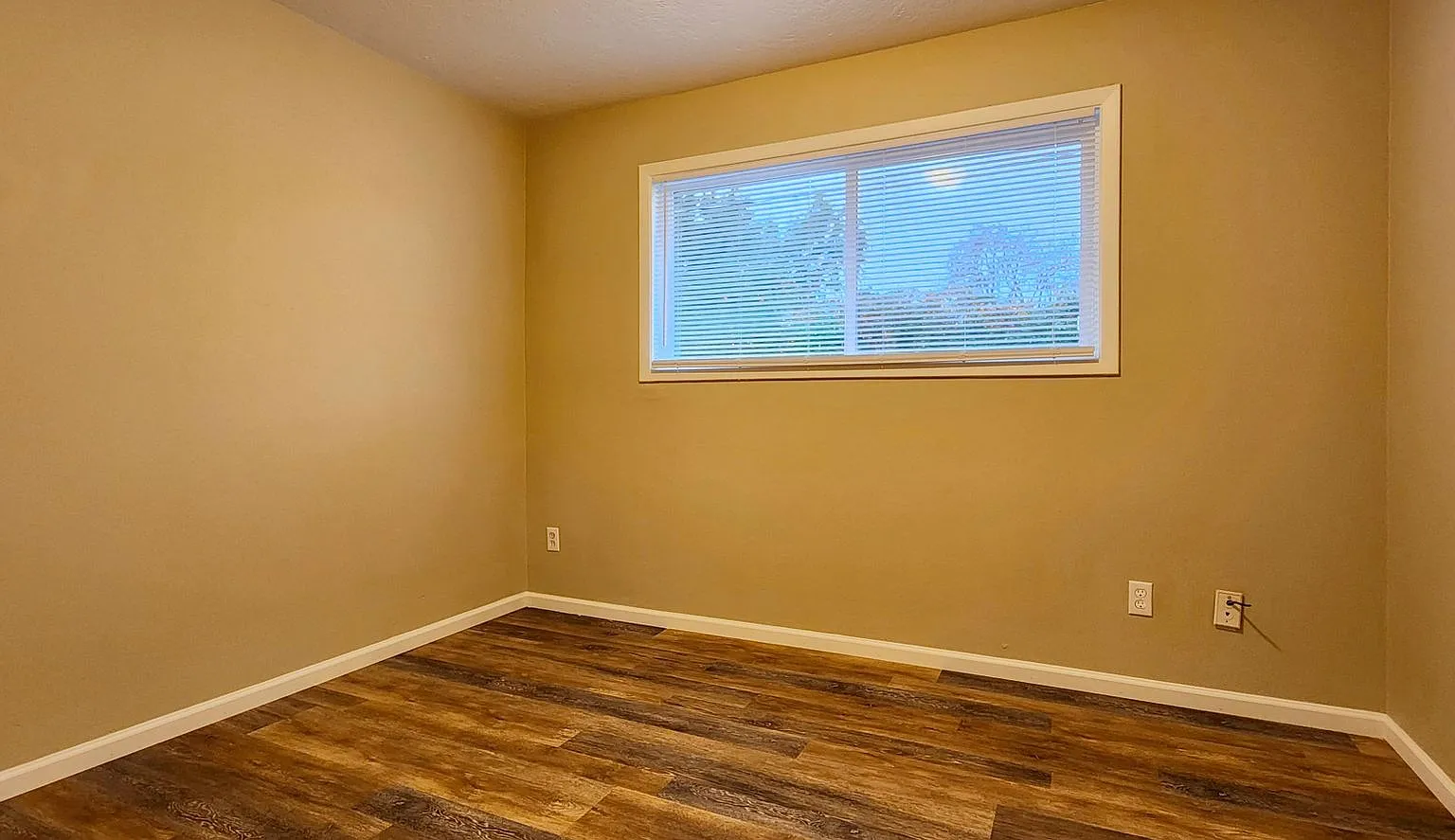 Refurbished 2 Bed 1 Bath with W/D in unit - close to Elk Rock, Max, on bus line — Photo 4