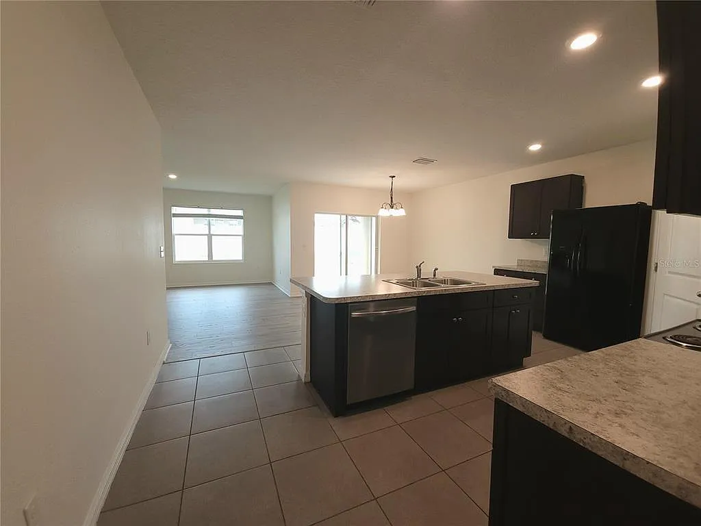 4 bed, 2.0 bath, 1824 sqft, $2,250 — Photo 4