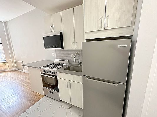 3rd image of 112 W 75th St #2R