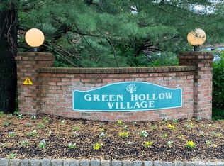 208 Green Hollow Dr, Iselin, NJ 08830