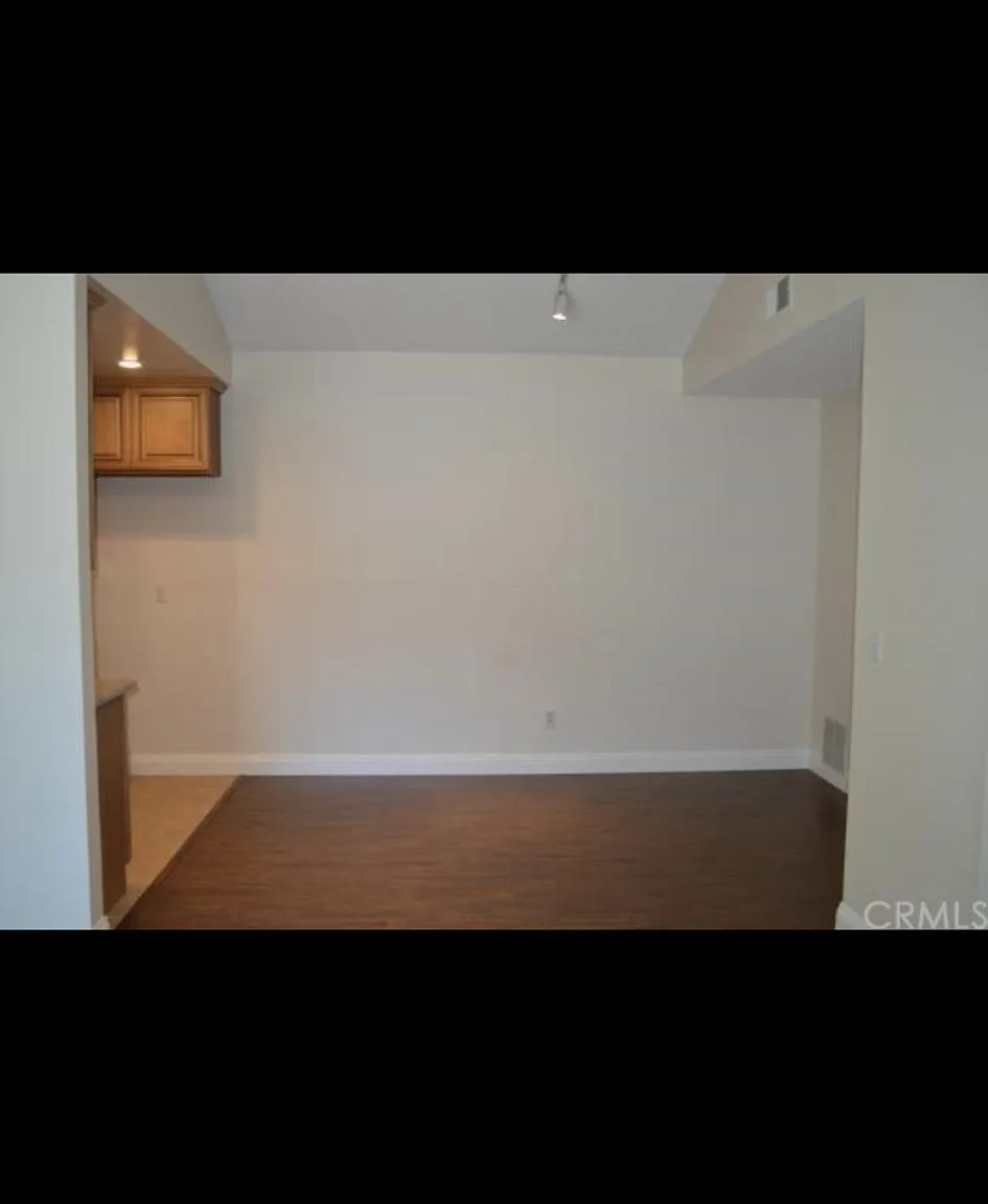3 bed, 1027 sqft, $3,250 — Photo 2