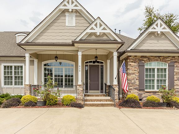 3rd image of 828 Dogwood Lane