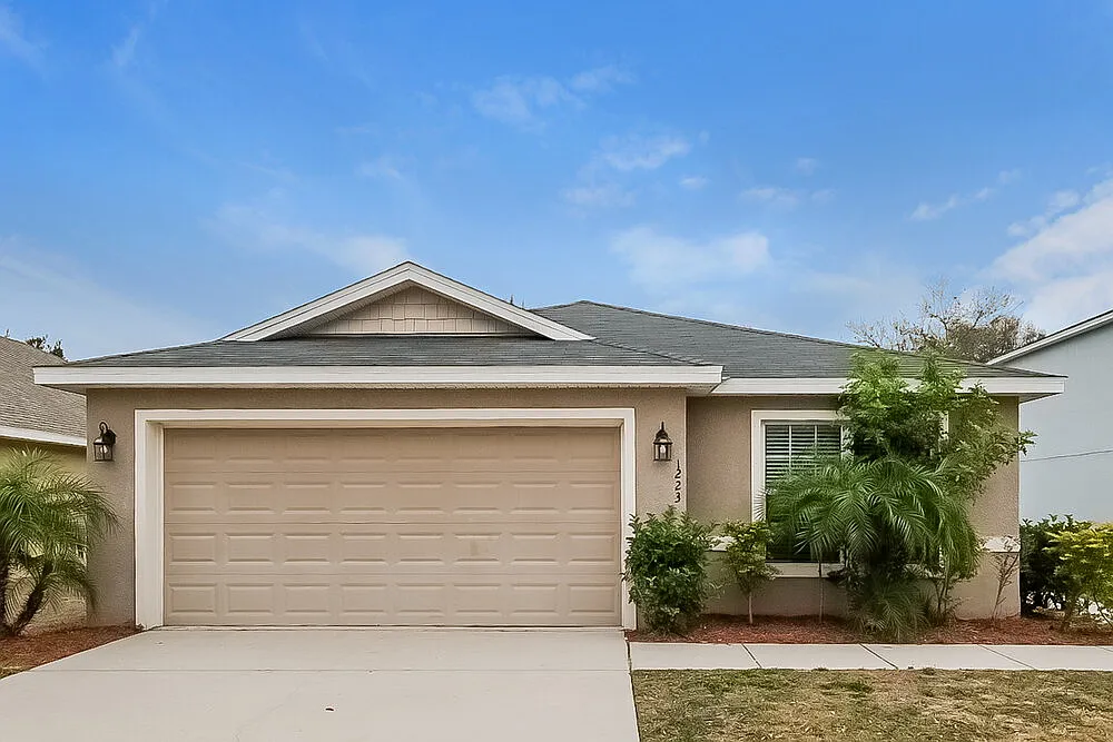 3 bed, 2.0 bath, 1490 sqft, $2,025 — Photo 1